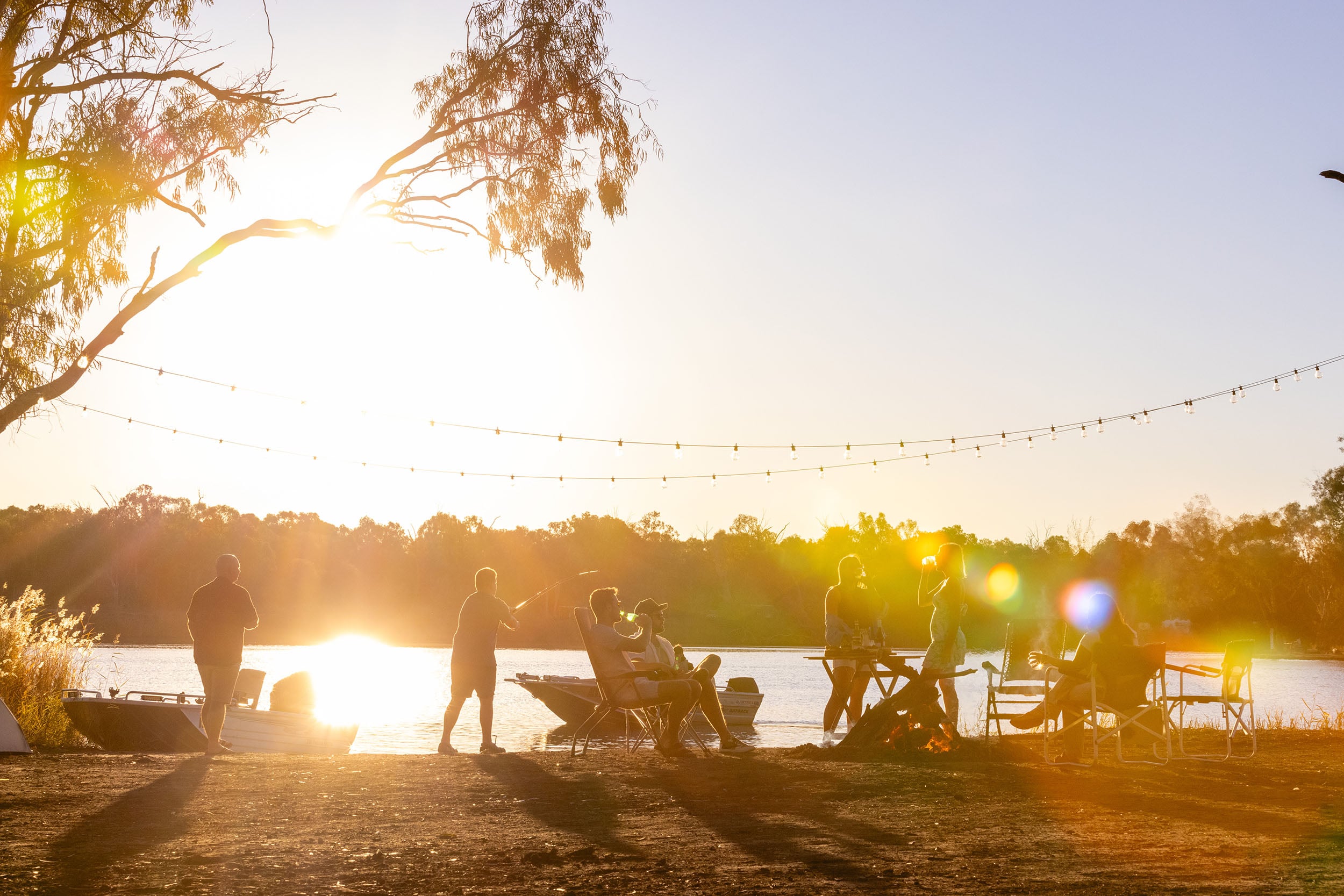 Lakeside picnic at sunset. Photo credit: mildura.com